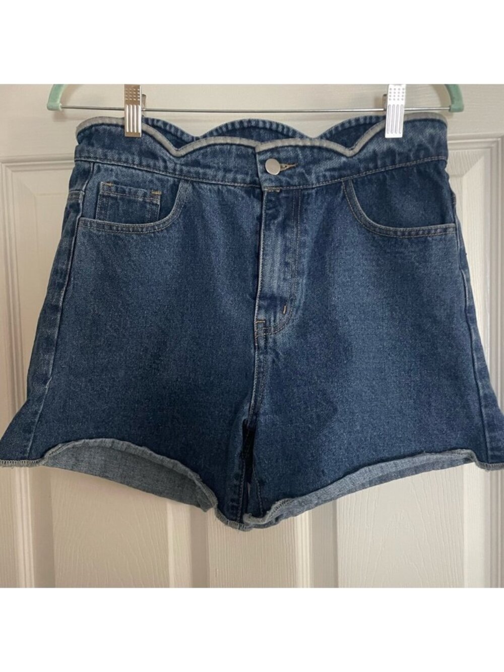 Hayden Scalloped Jean Shorts Size Medium